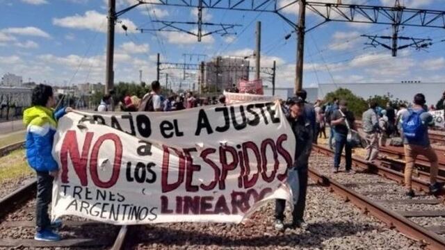 Levantaron la protesta sobre las vías que afectó al servicio del tren Roca durante seis horas\u002E (Clarín)