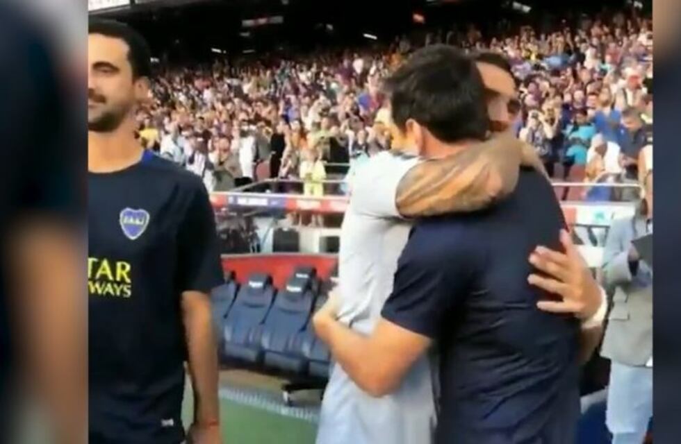 El efusivo abrazo entre Messi y Tevez