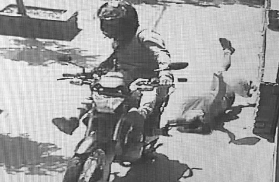 Motochorros le cortaron la frente a un mujer que trató de impedir el robo a su hija