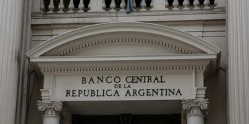 Fachada hoy, miércoles 20 de febrero de 2016, de la sede del Banco Central de Argentina en Buenos Aires (Argentina)\u002E El presidente argentino, Mauricio Macri, afirmó hoy, respecto a la aceptación de la colocación en los mercados internacionales de bonos para pagar el próximo viernes a acreedores que litigaban por deudas en mora desde finales de 2001, es un \
