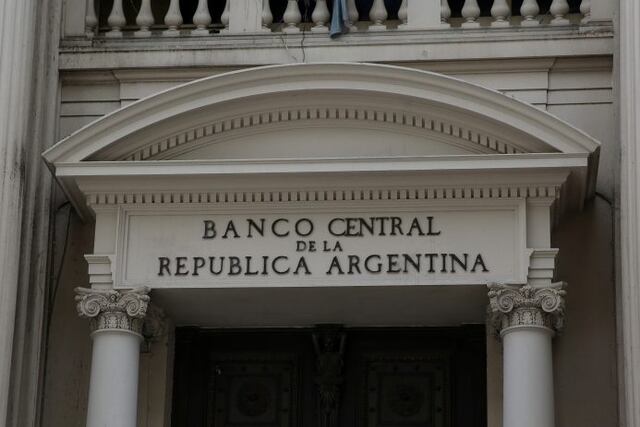 Fachada hoy, miércoles 20 de febrero de 2016, de la sede del Banco Central de Argentina en Buenos Aires (Argentina)\u002E El presidente argentino, Mauricio Macri, afirmó hoy, respecto a la aceptación de la colocación en los mercados internacionales de bonos para pagar el próximo viernes a acreedores que litigaban por deudas en mora desde finales de 2001, es un \
