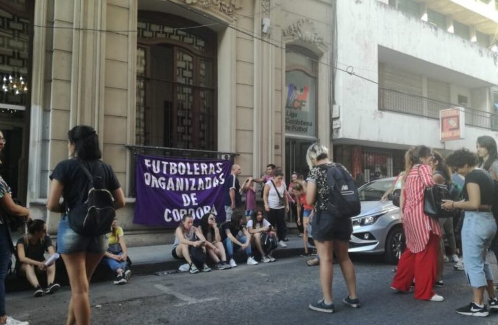 Protestaron en la Liga Cordobesa por la baja en el límite de edad en fútbol femenino