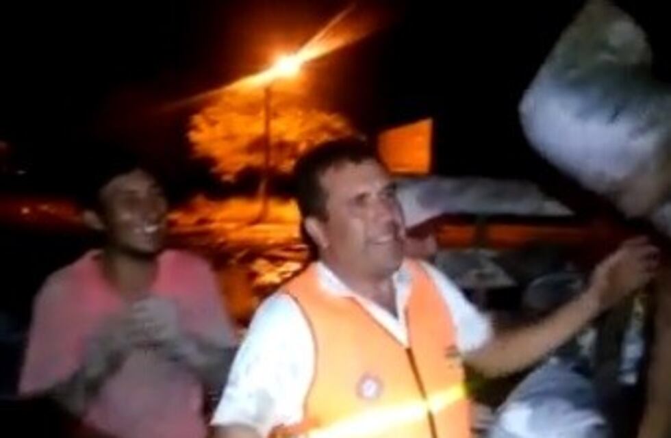 El "cumpleaños feliz" de un rescatista en medio de las inundaciones