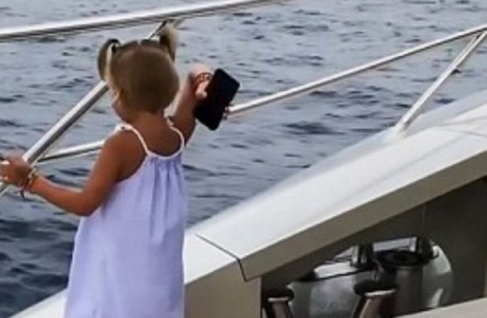 Su papá no le prestaba atención y ella le tiró el celular al agua