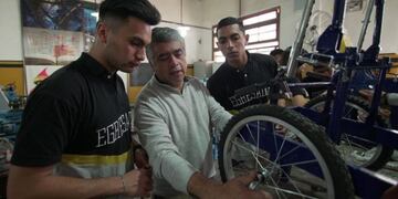El equipo docente y estudiantes de la Escuela Provincial de Educación Técnica N° 01 \