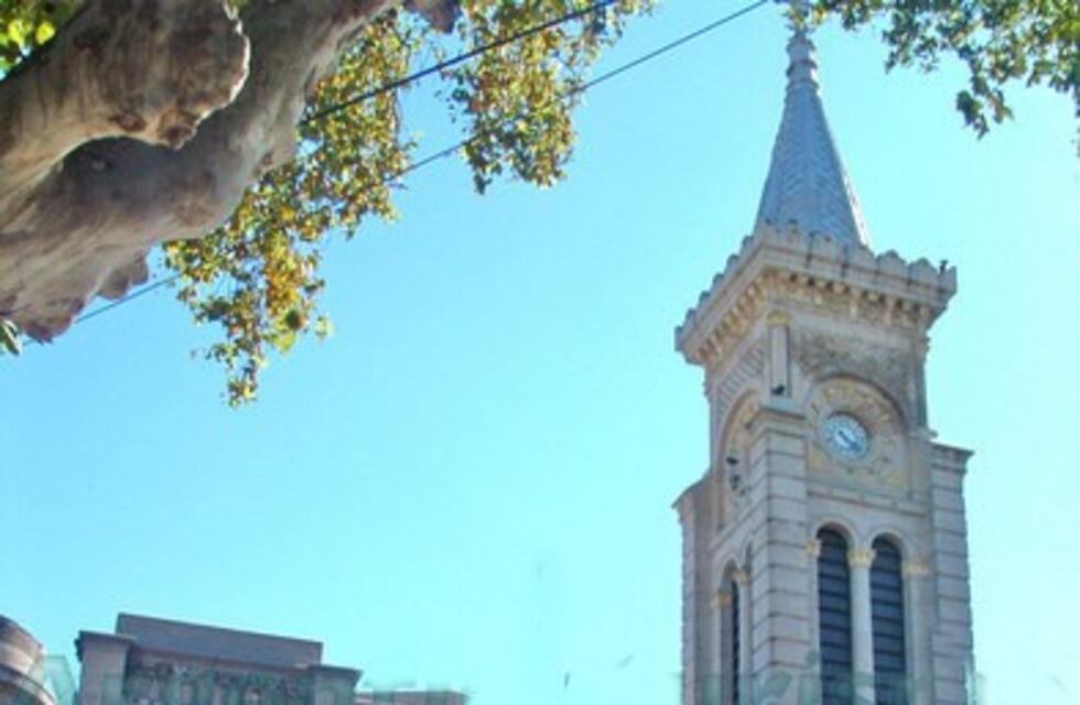Colocaron la cúpula restaurada al campanario de la Parroquia "Nuestra Señora de la Merced"