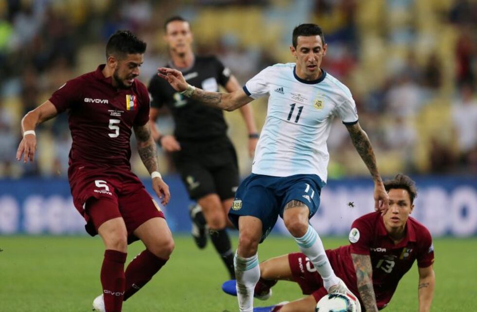 Di María recibió una camiseta especial por sus 100 partidos con la Selección