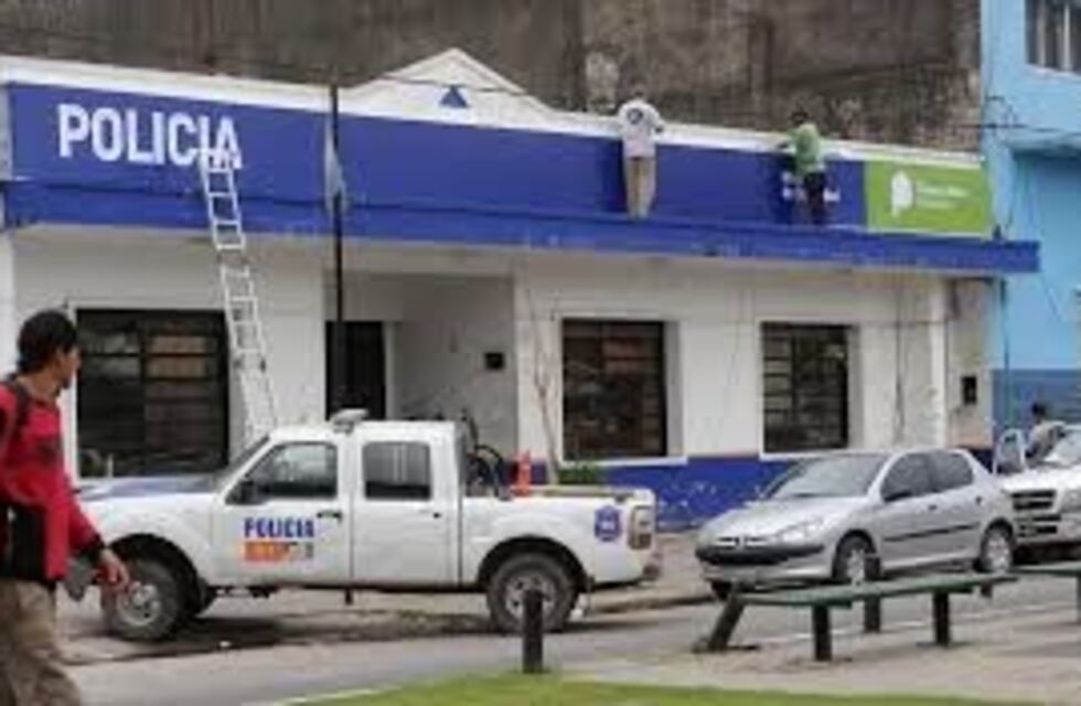 Estaba denunciando a su pareja por violento cuando él entró a la comisaría y empezó a golpearla