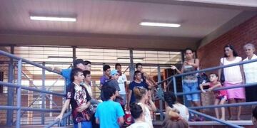 La puerta de entrada al edificio fue forzada por los delincuentes\u002E