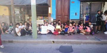 Alumnos de la escuela San Francisco realizan una sentada
