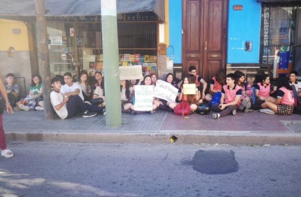 Los alumnos de una escuela religiosa realizaron una sentada