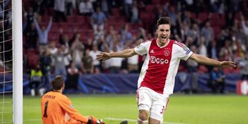 Nicolás Tagliafico metió dos golazos en el debut del Ajax en la Champions\u002E Foto: AFP\u002E