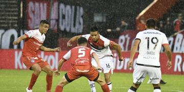 Víctor Figueroa fue titular y asistió a Alfio Oviedo en el primer tanto\u002E (Juan José García)