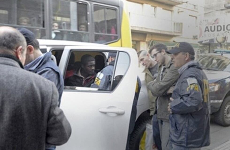 Africano acusado de matar un policía declaró: "Soy re inocente"