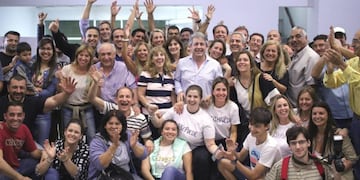 Javier Martinez junto a su equipo