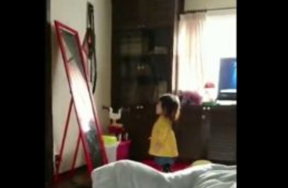 Viral: La pequeña que fue arrastrada por su propio estornudo y enamoró a Internet