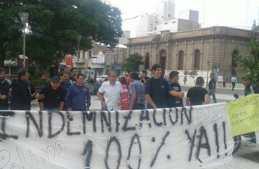 Trabajadores despedidos reclamaron frente a la Casa de Gobierno