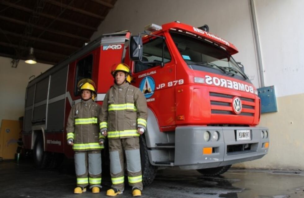 Bomberos apagaron el incendio de una camioneta en Plaza Huincul