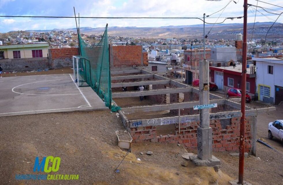 Comunidad Boliviana: Planean terminación de obra del SUM deportivo