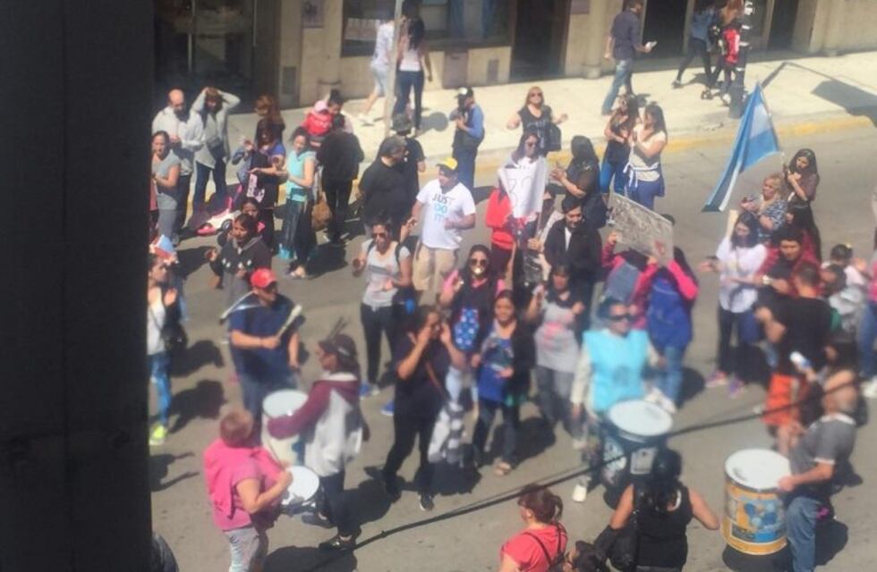 Hoy les depositan pero los Auxiliares de la Educación se manifestaron por el centro