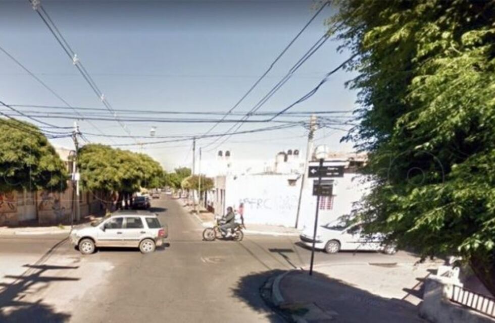 Motochorros asaltaron a una mujer que caminaba con sus hijos