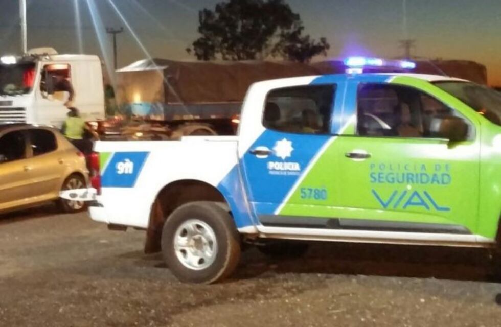 Choque entre un auto y un camión dejó un herido y los vehículos en un zanjón a la altura de Piñero