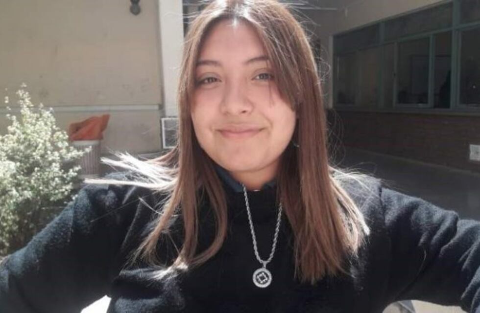 Encontró una computadora en su escuela, la devolvió y fue agasajada