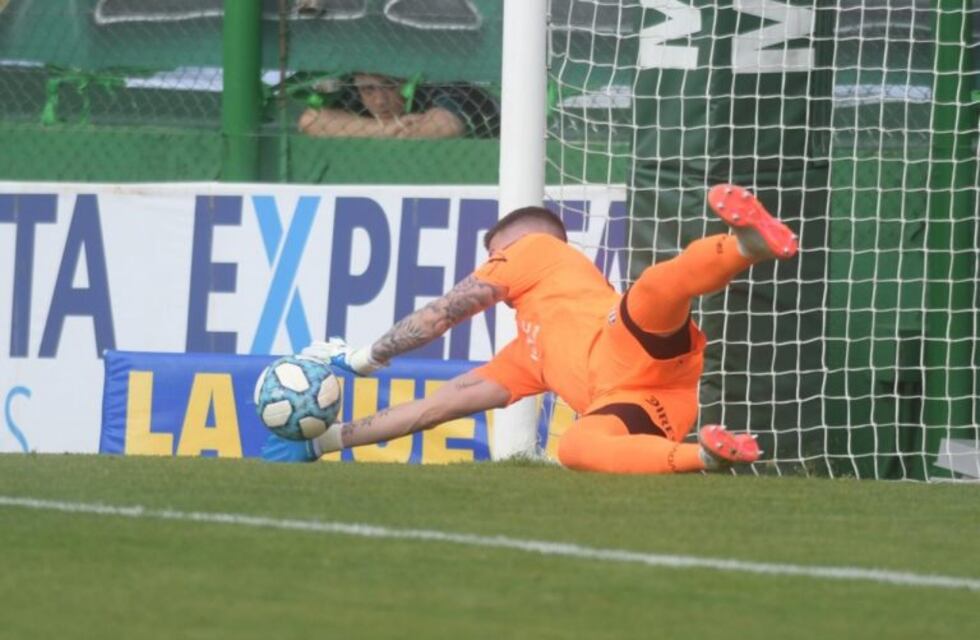 En fotos y video, así fue la doble atajada de Guido Herrera ante Banfield