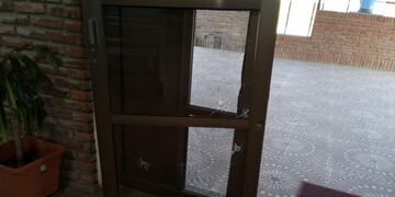 Balearon la parroquia del padre que denunció a vendedores de droga en barrio Larrea