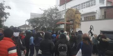 Organizaciones de izquierda de Mar del Plata pidieron alimentos en la sede local de Desarrollo Social (Foto: MTR)