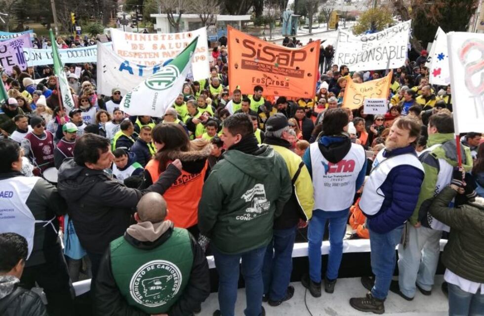 Los gremios de Chubut pidieron la renuncia de Massoni y Ávila
