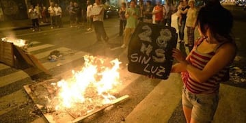 Devuelven plata por cortes de luz