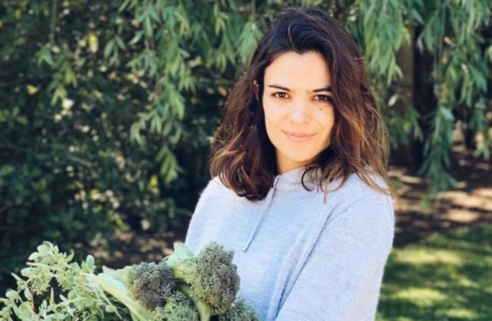 Agustina Cherri posó con un minivestido azul y despertó rumores de embarazo