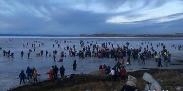 Vacaciones de invierno: una multitud sobre la bahía congelada