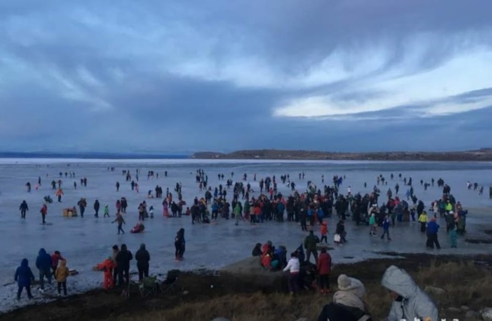 Vacaciones de invierno: una multitud sobre la bahía congelada