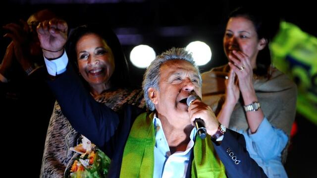 The Ecuadorean presidential candidate of the ruling Alianza PAIS party, Lenin Moreno, gives a speech to his supporters as they celebrate the initial results of the runoff election, in Quito on April 2, 2017. / AFP PHOTO / JUAN RUIZ