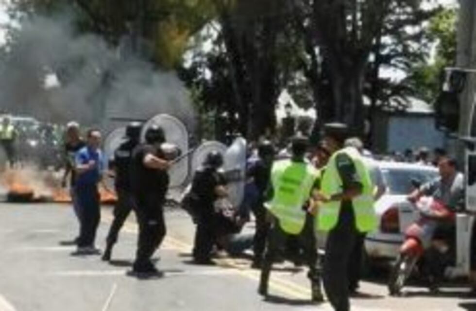Pergamino: corte de ruta, incidentes, represión y detenidos luego del reclamo por las inundaciones
