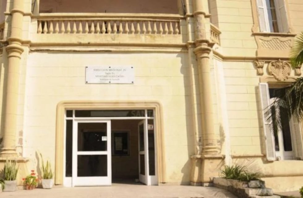 Estudiantes presionan para que un director denunciado por acoso no vuelva a la escuela