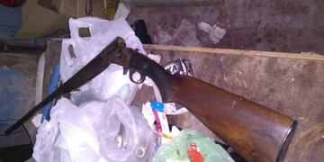 La escopeta secuestrada tras el ataque\u002E