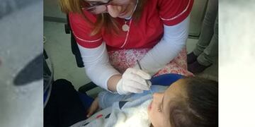 Sara ahora vivirá una vida plena hasta que le crezcan los dientes definitivos\u002E