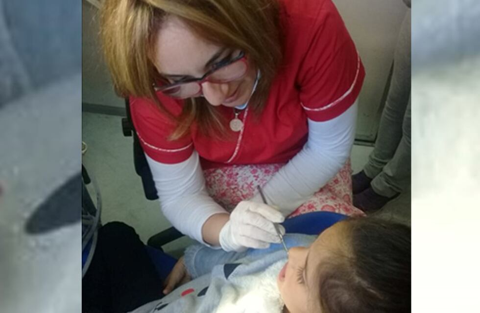 Tiene seis años, perdió sus dientes y le hicieron una prótesis