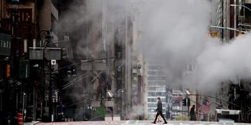 New York (United States), 04/04/2020\u002E- A person crosses a nearly empty Madison Avenue in New York, New York, USA, on 04 April 2020\u002E New York City is still considered the epicenter of the coronavirus outbreak in the United States and most people are still being asked to stay at home to stop the spread of the coronavirus and minimize the number of Covid-19 patients needing medical attention\u002E (Estados Unidos, Nueva York) EFE/EPA/JUSTIN LANE