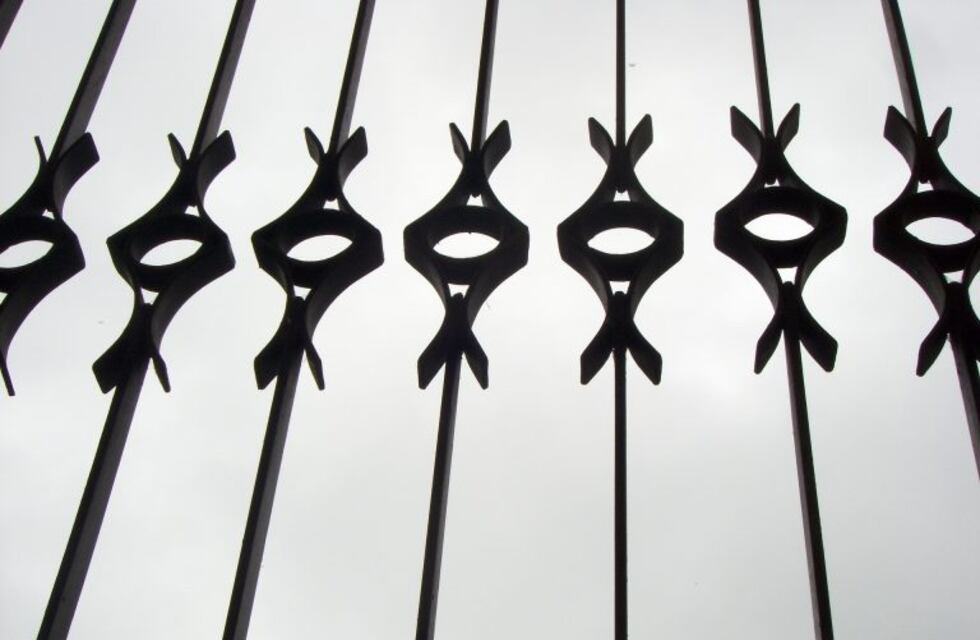 Entró a robar bandejas de horno y se quedó enganchado en la reja