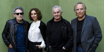 De izq\u002E a der: los artistas españoles Miguel Ríos, Ana Belén, Víctor Manuel y Joan Manuel Serrat posan durante una sesión fotográfica en Buenos Aires, Argentina, el 25/09/2017\u002E Serrat afirmó que el Gobierno del Partido Popular en España tiene \