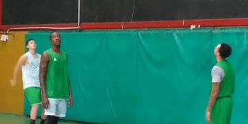 Roquez Johnson y Donald Sims en la primera práctica en los Verdes\u002E