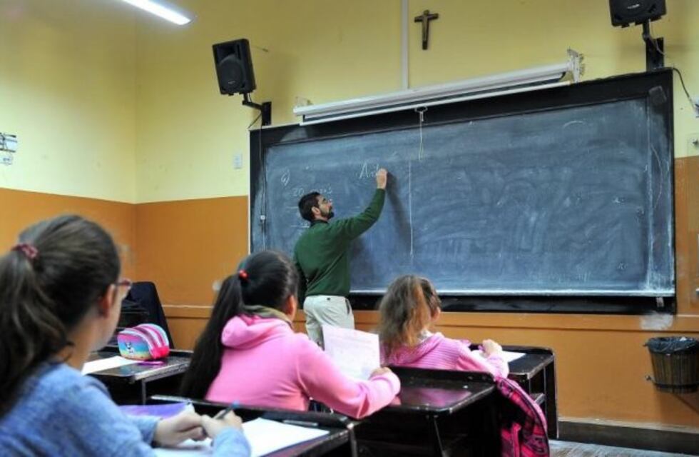 Ordenan restituir los crucifijos a las aulas del Colegio Monserrat