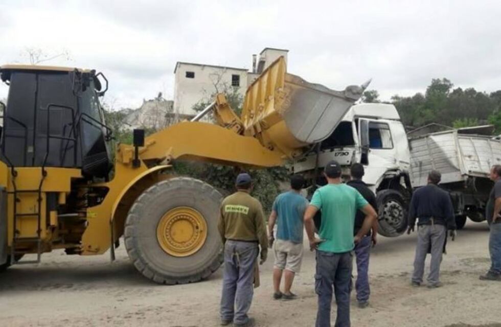 Volcó un camión en la Cantera El Sauce