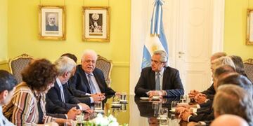 El presidente Alberto Fernández y el ministro de Salud, Ginés González García, con representantes de las cámaras que nuclean a los laboratorios\u002E (crédito: prensa Presidencia)