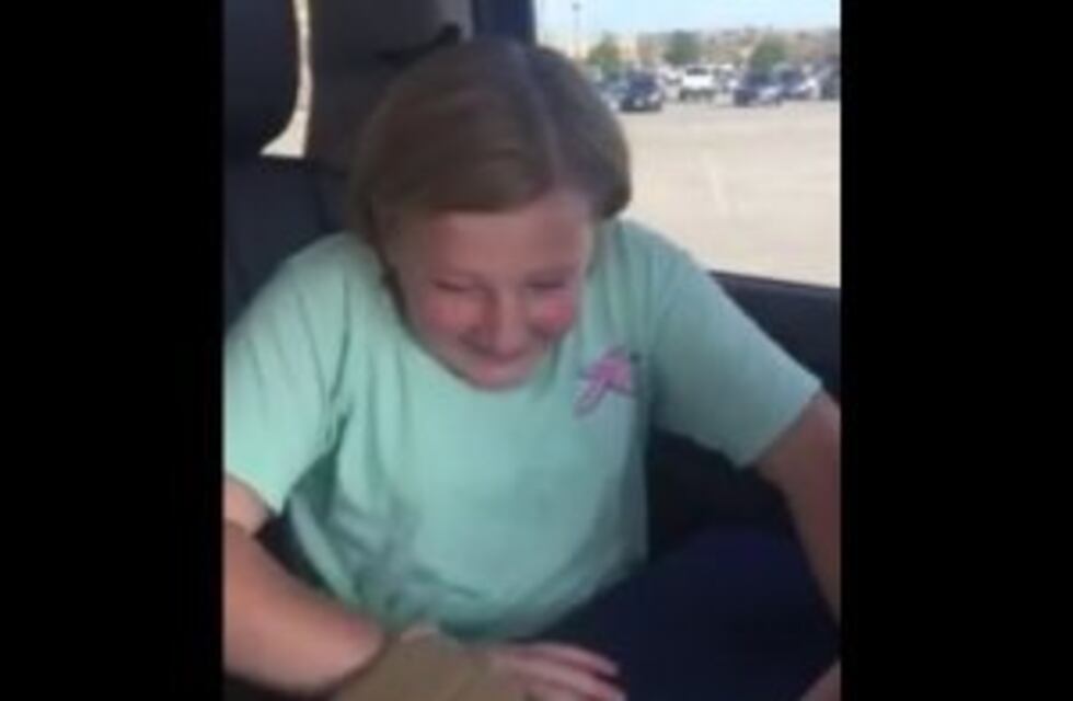 Tiene 10 años, le regalaron su primer arma y se emocionó