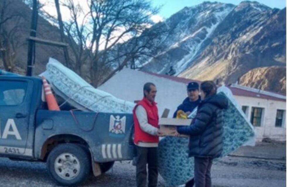Policías de Alta Montaña donaron colchones y frazadas